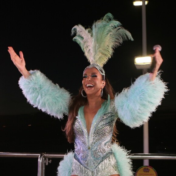 Ivete Sangalo apostou em um look com decote, e muito brilho e plumas para seu último dia de Bloco Coruja nesta segunda-feira de carnaval, 24 de fevereiro de 2020