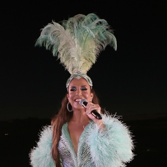 Ivete Sangalo apostou em um look com decote para puxar seu trio-elétrico