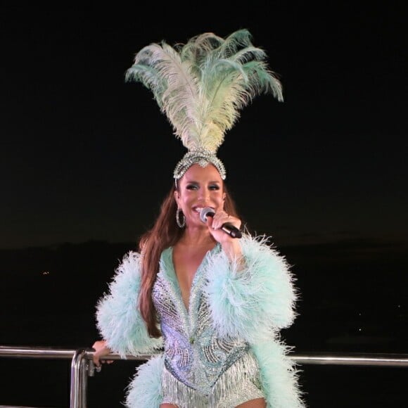 Ivete Sangalo arrasou no look ceio de plumas no terceiro dia do Bloco Coruja