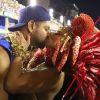 Viviane Araujo deu um beijo no namorado, Guilherme Militão, durante desfile do Salgueiro nesta segunda-feira, 24 de fevereiro de 2020