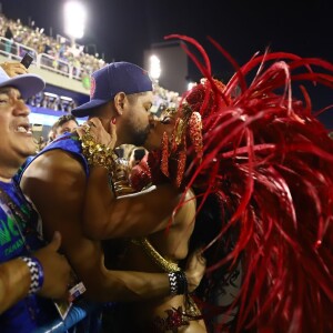 Viviane Araujo trocou beijo apaixonado com Guilherme Militão durante passagem pelo sambódromo carioca