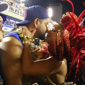 Viviane Araujo beijou o namorado durante o desfile do Salgueiro