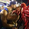 Viviane Araújo e o namorado trocaram um beijo enquanto a rainha de bateria do Salgueiro desfilava na Sapucaí