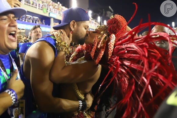 Viviane Araújo e o namorado trocaram um beijo enquanto a rainha de bateria do Salgueiro desfilava na Sapucaí