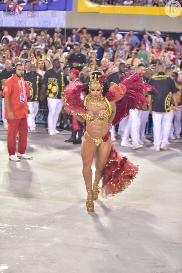 Viviane Araujo esbanjou ótima física durante desfile do Salgueiro