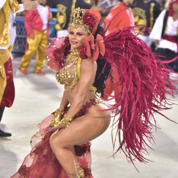 Fantasia de Viviane Araujo representou a magia da dança, uma cigana sem costeiro, mas que conseguiu evoluir com um véu