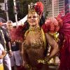 Look vermelho e dourado de Viviane Araujo representou uma cigana