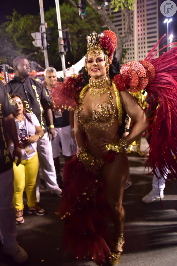 Look vermelho e dourado de Viviane Araujo representou uma cigana