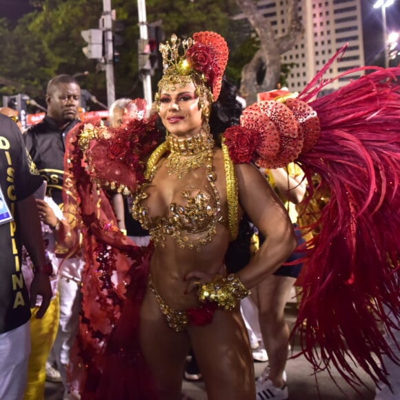 Viviane Araujo desfilou como rainha cigana no Salgueiro