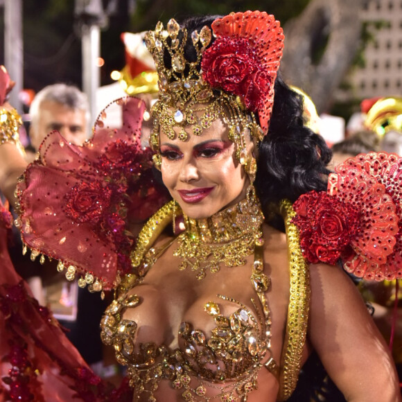 Viviane Araujo deu um beijo no namorado, Guilherme Militão, durante desfile do Salgueiro nesta segunda-feira, 24 de fevereiro de 2020