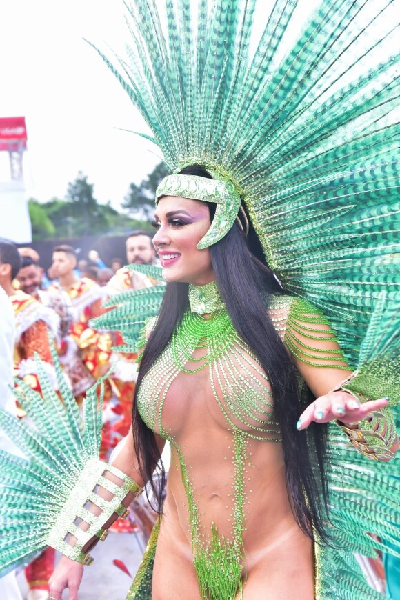 Carnaval: Juju Salimeni representou índia e desfilou sem tapa-sexo
