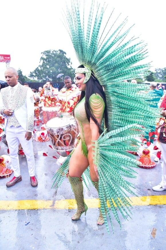 Carnaval: Juju Salimeni usou uma peruca lace para representar índia no desfile que marcou rebaixamento da X-9 Paulistana