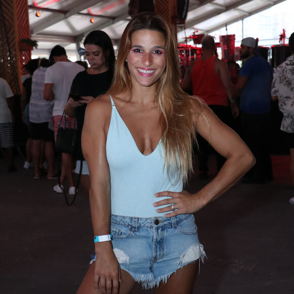 Anitta recebeu a ginasta Jade Barbosa e mais convidados famosos em ensaio de bloco de Carnaval, no Rio de Janeiro, nesta quarta-feira, 26 de fevereiro de 2020