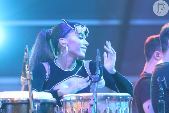 Anitta toca percussão em show e fez apresentação de 1h20