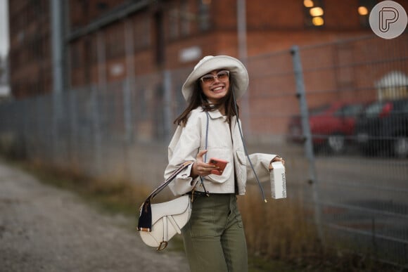 Abas mais largas e tamanhos variados repaginaram o bucket hat