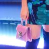 Maisa Silva apostou em bolsa de mão de veludo da grife Dolce & Gabbana para ir ao cinema