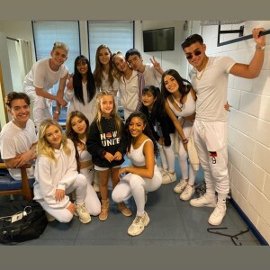 Luciano Huck mostra foto da filha, Eva, com integrantes da banda Now United