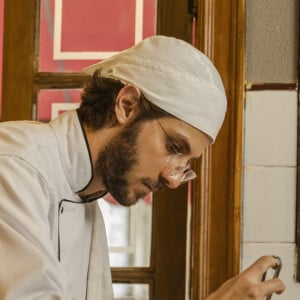 Nos próximos capítulos da novela 'Amor de Mãe', uma crítica de culinária se apaixona por Danilo (Chay Suede) e vira nova arma para Thelma (Adriana Esteves)