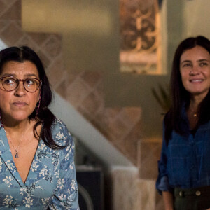 Nos próximos capítulos da novela 'Amor de Mãe', Thelma (Adriana Esteves) arma e faz Lurdes (Regina Casé) ficar longe de pista sobre Domênico (Chay Suede)