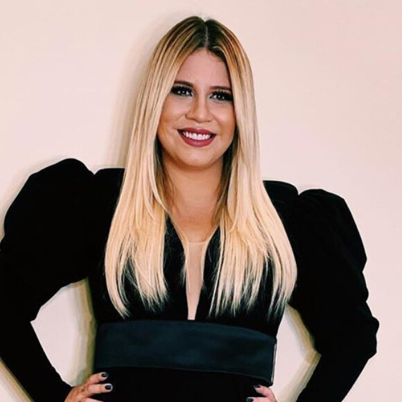 Marília Mendonça escolhe look all black com decote para show, em 7 de março de 2020