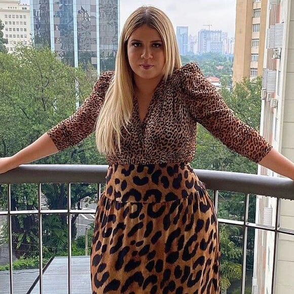 Marília Mendonça posou com um look animal print e arrancou elogios de seus seguidores neste domingo, 8 de março de 2020