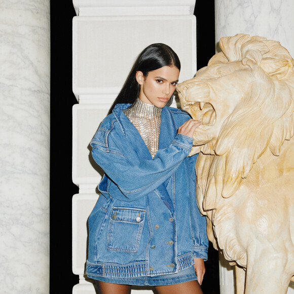 Bruna Marquezine posou com look jeans em sessão de fotos no Rio de Janeiro