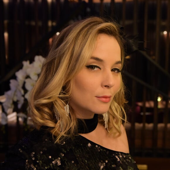 Novela 'Amor Sem Igual', Cindy (Juliana Lohmann) se surpreende com proposta de participar do roubo ao hotel no capítulo de terça-feira, 17 de março de 2020