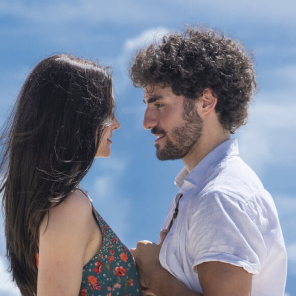 Novela 'Salve-se Quem Puder', Luna (Juliana Paiva) e Juan (José Condessa) se reencontram quando o rapaz dá carona para a garota em aplicativo de transporte