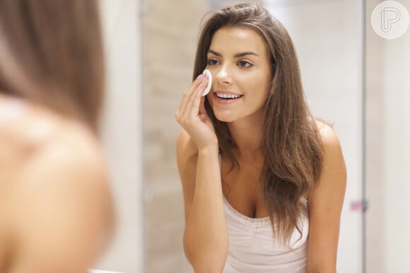 É importante ter cuidado com os produtos usados no corpo e no rosto, pois podem manchar a roupa