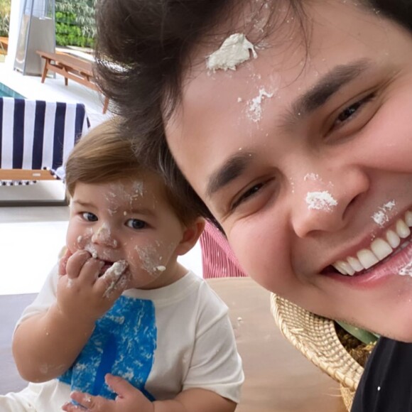 Filho do sertanejo Matheus Aleixo encanta por usar fantasia de tubarão em festa