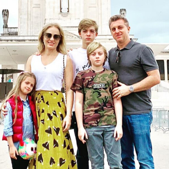 Com a filha, Eva, Luciano Huck fez vídeo ensinando a higiene correta das mãos