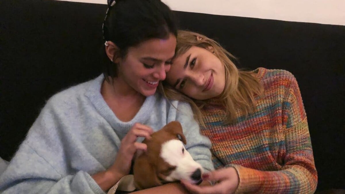 Bruna Marquezine brinca com pet resgatado nos EUA em vídeo com irmã, Luana  - Purepeople