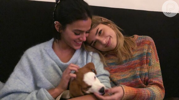 Bruna Marquezine encanta em vídeo com irmã, Luana Marquezine, e cachorro