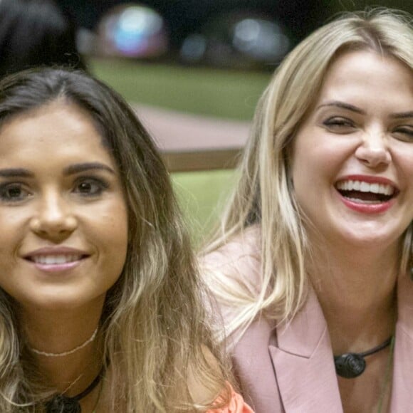 No 'BBB20', Marcela e Gizelly levantam suspeitas de beijo embaixo do edredom