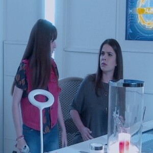 Na novela 'As Aventuras de Poliana', Luisa (Thais Melchior) invadiu com Poliana (Sophia Valverde) o laboratório do pai da menina, Pendleton (Dalton Vigh)