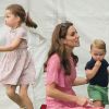 Filhos de Kate Middleton e Príncipe William, George, Charlotte e Louis deixaram as brincadeiras de lado e fizeram homenagem aos profissionais de saúde