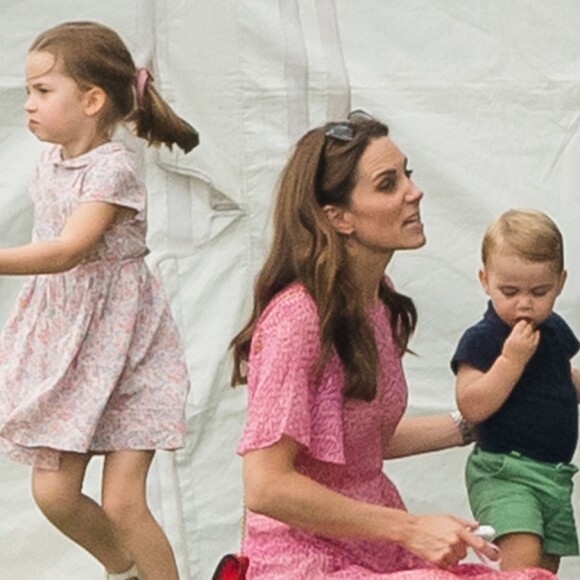 Filhos de Kate Middleton e Príncipe William, George, Charlotte e Louis deixaram as brincadeiras de lado e fizeram homenagem aos profissionais de saúde