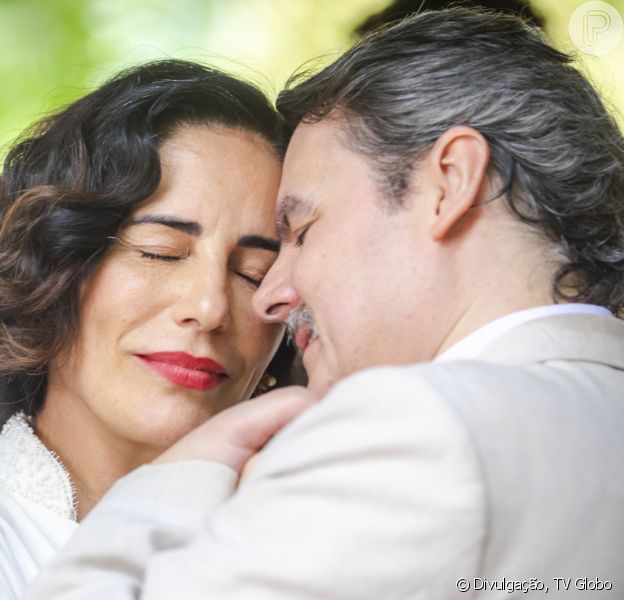 Último capítulo da novela 'Éramos Seis': Lola (Gloria Pires) ganha surpresa do marido, Afonso (Cássio Gabus Mendes)