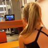 Angélica mostra a filha, Eva, assistindo aula de dança online
