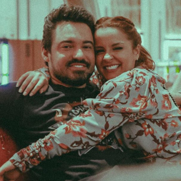 Fernando e Maiara dançaram abraçados enquanto assistiam live de Jorge e Mateus