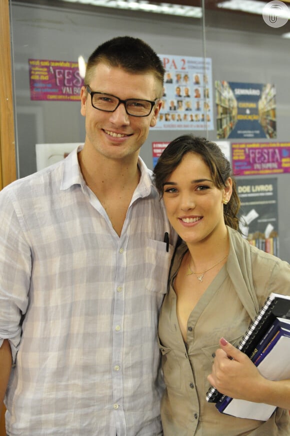 Rodrigo Hilbert fez participação especial como Alexandre Lopes em 'Fina Estampa', enquanto Adriana Biroli fez parte do elenco fixo como Patrícia
