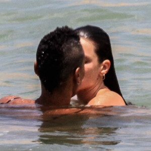 Bruna Linzmeyer e a DJ Marta Lopes foram clicadas aos beijos em dia na praia em outubro de 2019