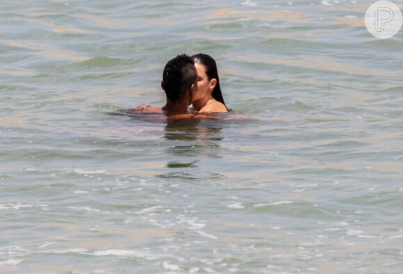 Bruna Linzmeyer e a DJ Marta Lopes foram clicadas aos beijos em dia na praia em outubro de 2019