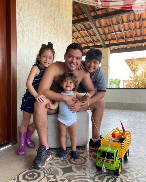 Wesley Safadão postou foto com filhos, Yhudy, Ysis e Dom, na quarentena