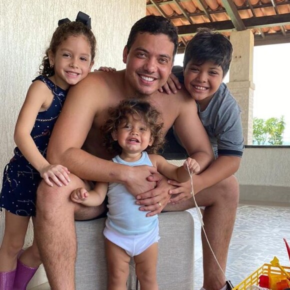 Wesley Safadão postou foto com filhos, Yhudy, Ysis e Dom, na quarentena