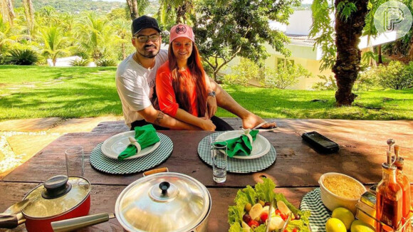 Maiara prepara almoço no quintal de casa para o namorado, Fernando, em 11 de abril de 2020