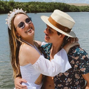 Larissa Manoela e Leo Cidade estão passando juntos a quarentena