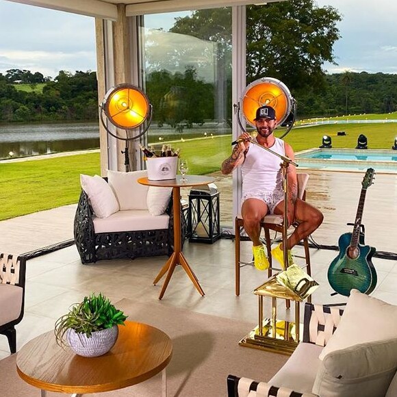 Gusttavo Lima já fez duas apresentações através de chamada de vídeo em sua casa