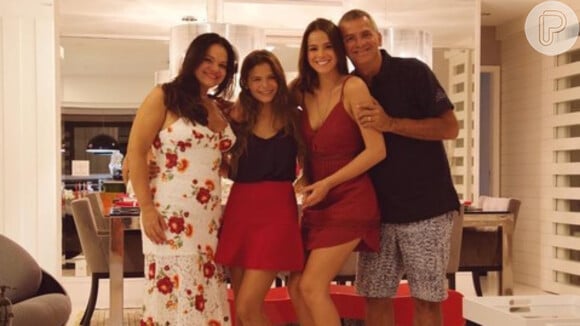 Bruna Marquezine está passando a quarentena em casa com os pais, Telmo e Neide Maia, e a irmã, Luana Marquezine