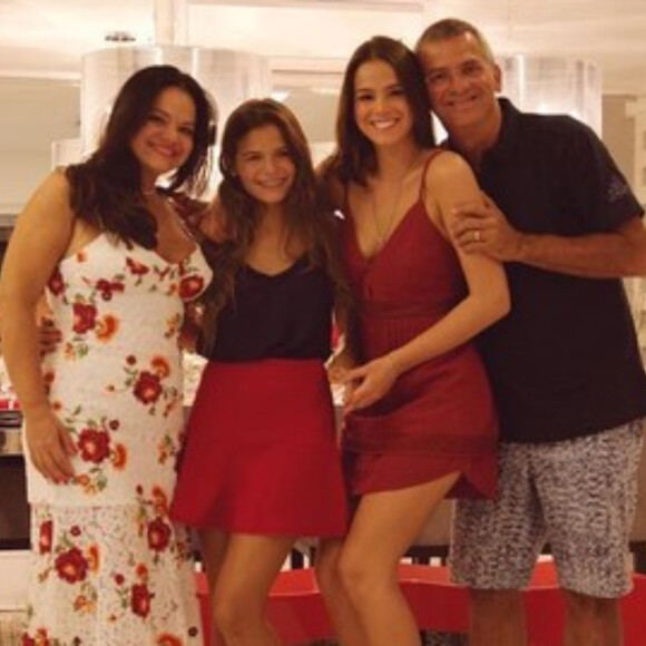 Bruna Marquezine está passando a quarentena em casa com os pais, Telmo e Neide Maia, e a irmã, Luana Marquezine